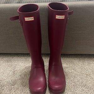 Hunter Women’s Tall Original Rain boots in dark pink